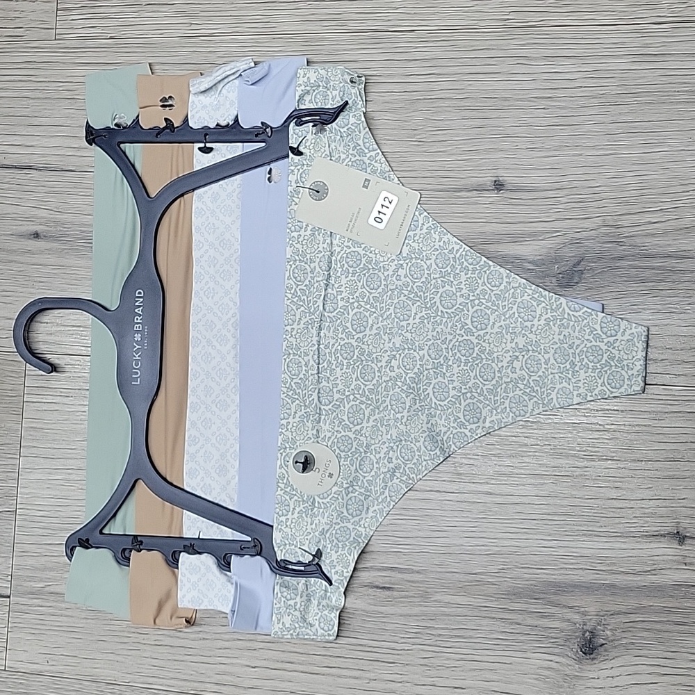LUCKY BRAND THONGS.